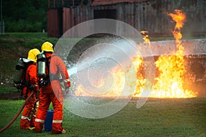 Firefighters spraying water to put out a brutal fire on the à¸°à¸žà¸µà¹à¸².